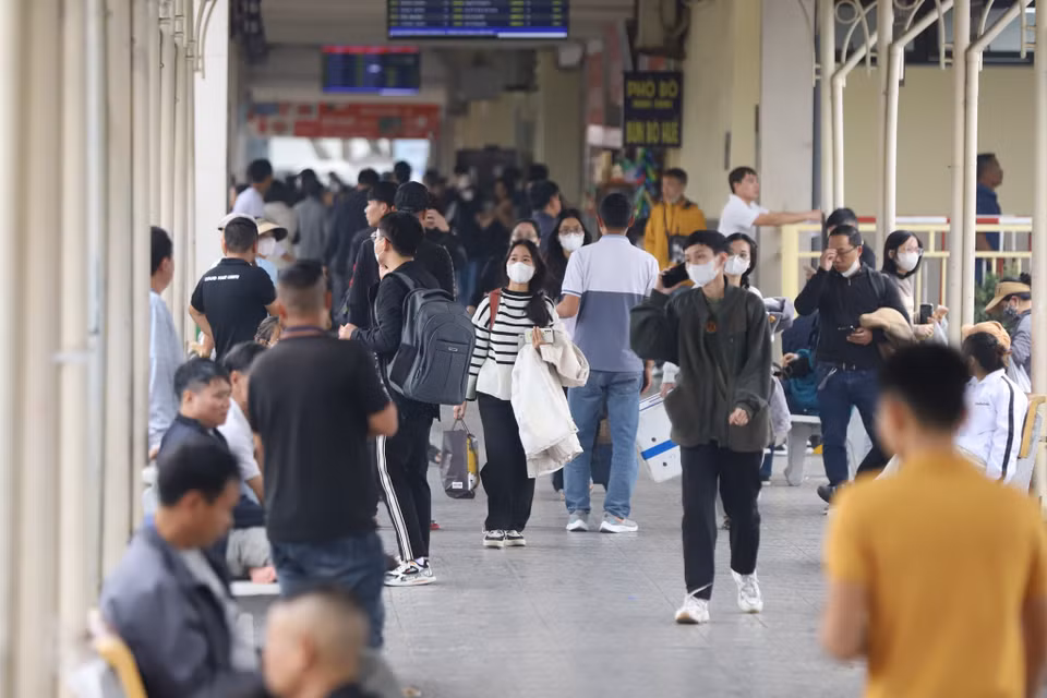 Bên trong bến xe lúc 15 giờ 30, người dân đổ về ngày một đông. (Ảnh: PV/Vietnam)