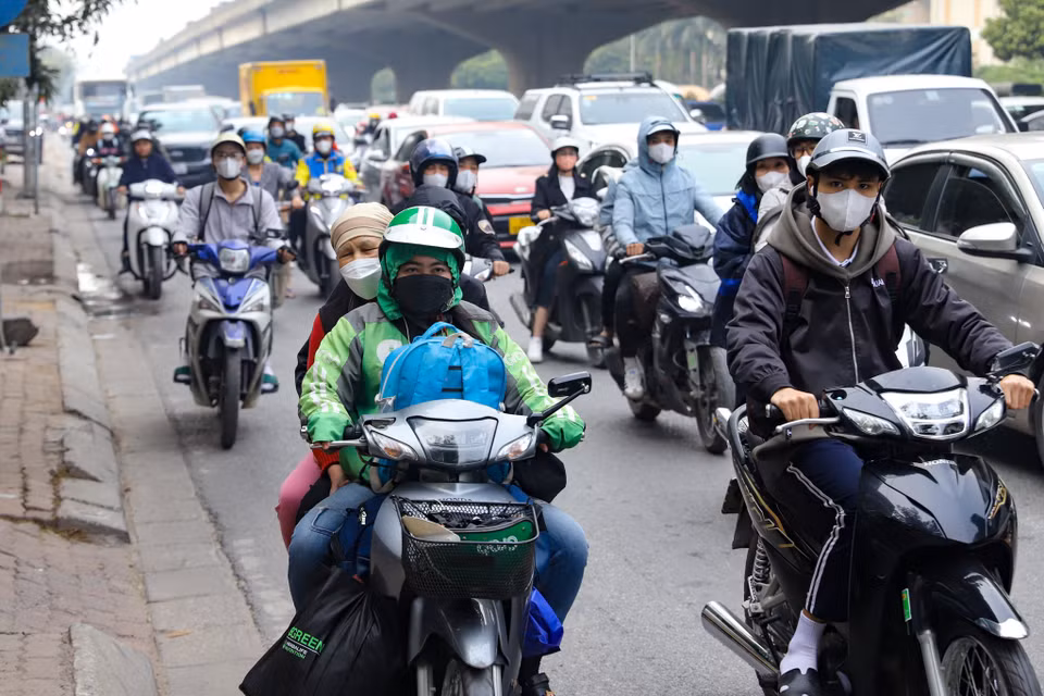 Đông nhưng không tắc cũng là tình hình trên đường Nghiêm Xuân Yêm đoạn hướng về hồ Linh Đàm để ra quốc lộ 1A và cao tốc Pháp Vân-Cấu Giẽ (ghi nhận lúc 15 giờ). (Ảnh: PV/Vietnam)