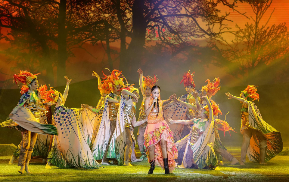 Đoan Trang tiếp tục 'khoe' nội lực của giọng hát cùng khả năng vũ đạo ấn tượng với 'Mặt Trời ngày mới.' (Ảnh: BTC)