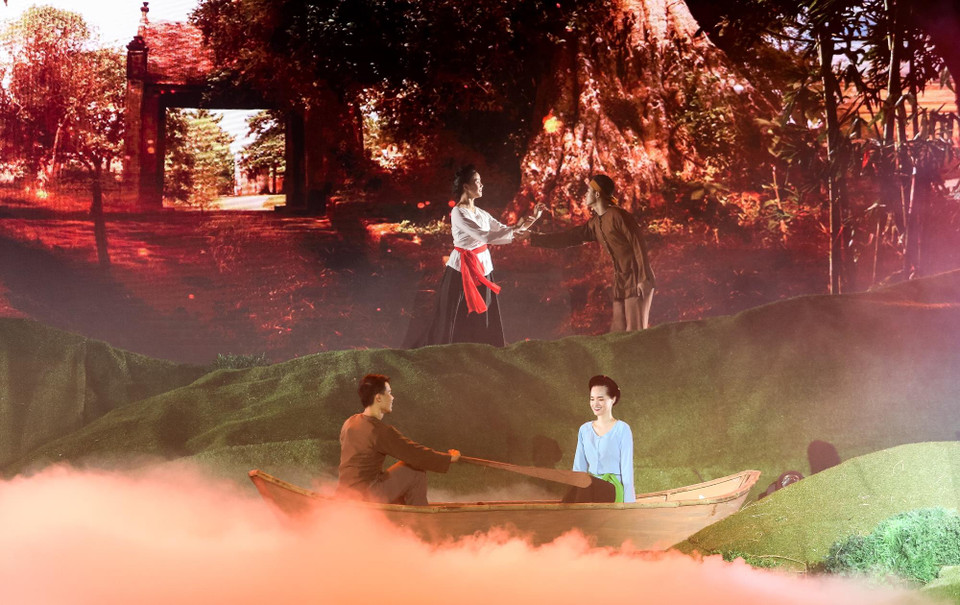 Sân khấu được dàn dựng với bối cảnh là một vùng đất tinh khôi - nơi có những hạt mầm, tầng lá, tầng mây nhằm truyền tải thông điệp về sự giao hòa giữa con người và thiên nhiên.