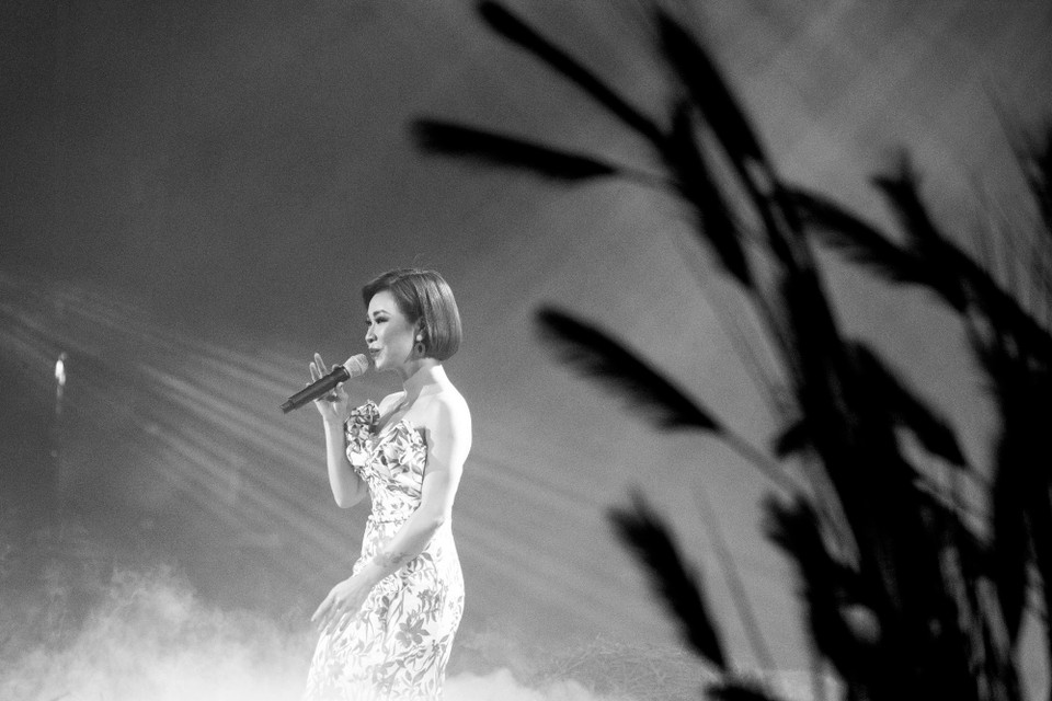 Uyên Linh rạng rỡ với 'Em về tóc xanh.' (Ảnh: BTC)