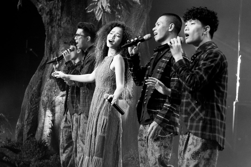 Nữ ca sỹ Đồng Lan tái xuất sân khấu, kết hợp ấn tượng cùng nhóm Oplus để kể chuyện 'Tình ca du mục-Đồng xanh.' (Ảnh: BTC)