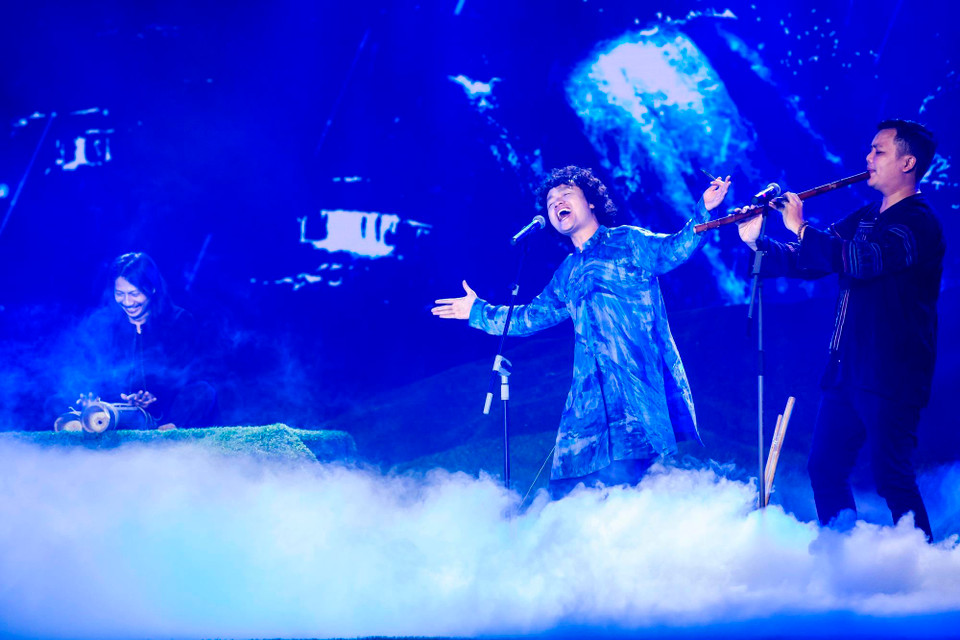 'Chàng trai tóc xù' Ngô Hồng Quang cùng ban nhạc lãng du theo những thanh âm trong trẻo của 'Mưa rơi.' (Ảnh: BTC)