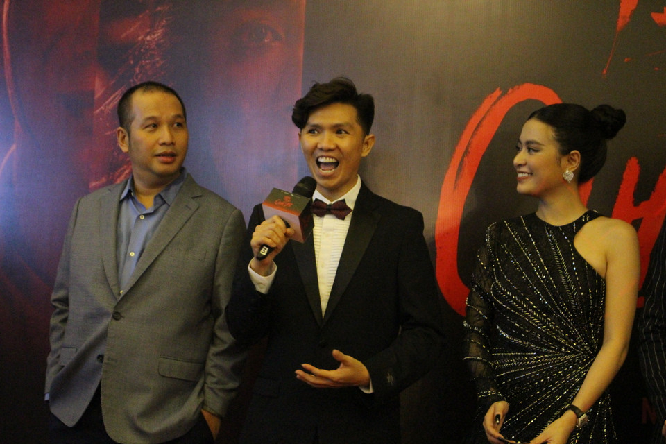 Là dự án kéo dài 6 năm của đạo diễn Tạ Nguyên Hiệp (giữa) kỳ vọng nhiều vào một bộ phim vừa có tính giải trí, vừa đáp ứng tốt mong chờ của khán giả ở một bộ phim trinh thám ấn tượng. ‘Trái tim quái vật’ có nhịp độ nhanh và dồn dập, kịch bản gốc do chính anh và hai biên kịch khác chắp bút, phim khai thác và xây dựng những nhân vật có tâm lý khá phức tạp, có phần sâu sắc hơn so với mặt bằng phim điện ảnh chung của Việt Nam thời điểm hiện tại. (Ảnh: Minh Anh/Vietnam+)