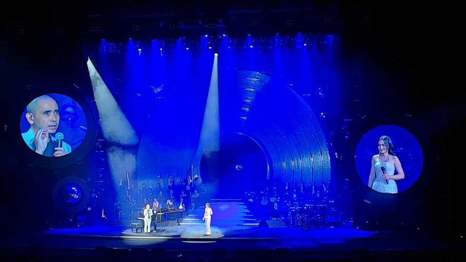 Ca sỹ Nguyên Hà biểu diễn 4 bài 'Những lời buồn,' 'Ai khóc nỗi đau này,' 'Vẽ tiếng im lặng,' 'Nắng có còn Xuân' (cùng Trung Quân). (Ảnh: Minh Thu/Vietnam+)