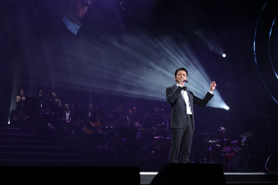 Ca khúc chủ đề 'Tựa như gió phiêu du' được Đức Trí tín nhiệm giao cho Lân Nhã. Nhạc sỹ cho hay đây là ca khúc đầu tay trong sự nghiệp sáng tác, ảnh hưởng nhiều từ thế hệ các nhạc sỹ viết nhạc trữ tình, lãng mạn như Đoàn Chuẩn-Từ Linh. (Ảnh: Hải Dương/Vietnam+) 