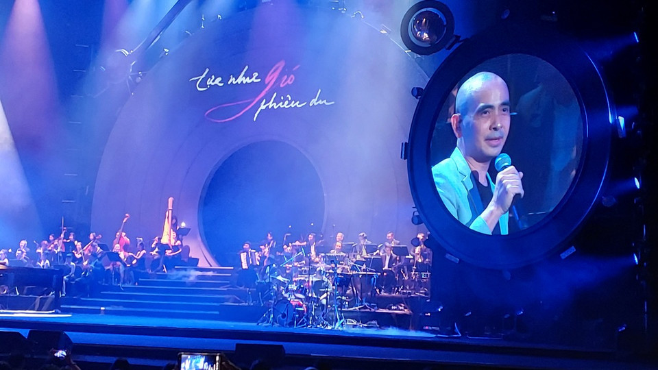 Nhạc sỹ làm người dẫn chuyện xuyên suốt chương trình. Xen kẽ giữa các bài hát, anh trò chuyện với khán giả, chia sẻ những câu chuyện liên quan đến sáng tác của mình. (Ảnh: Minh Thu/Vietnam+) 