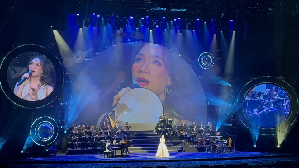 Ca sỹ Mỹ Tâm xuất hiện vào cuối chương trình, biểu diễn 4 bài 'Rực rỡ tháng năm,' 'Ngọn đồi hoa bay,' 'Như chưa bắt đầu,' 'Muộn màng là từ lúc,' sau đó là 'Thương ca tiếng Việt' cùng tất cả các nghệ sỹ tham gia chương trình. (Ảnh: Minh Thu/Vietnam+) 