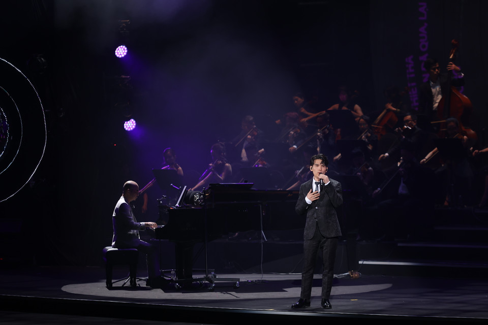 Ca sỹ trẻ Quốc Thiên. (Ảnh: Hải Dương/Vietnam+)