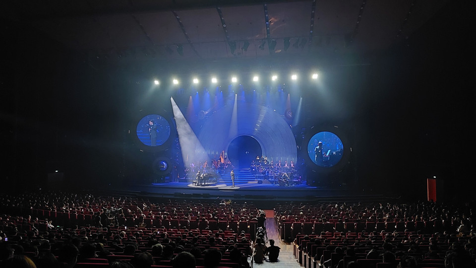 Tối 1/10, đêm nhạc 'Tựa như gió phiêu du’ của nhạc sỹ Đức Trí diễn ra tại Trung tâm Hội nghị Quốc gia, Hà Nội. Trước đó nhiều ngày, Ban tổ chức thông báo gần 4.000 vé đã được bán hết. Đây là sự kiện âm nhạc đánh dấu 30 năm hoạt động nghệ thuật của nhạc sỹ Đức Trí. (Ảnh: Minh Thu/Vietnam+) 