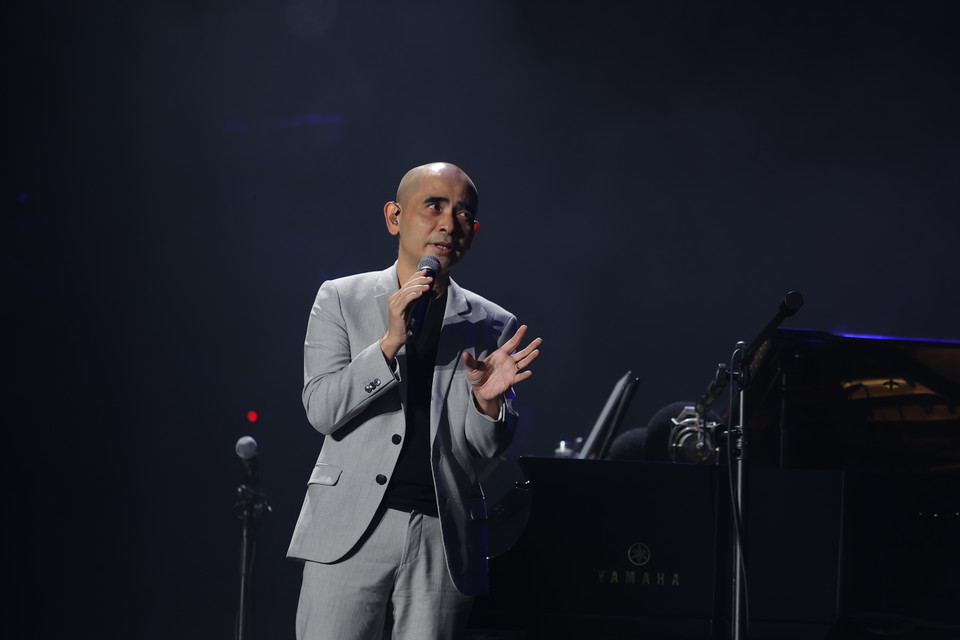 Nhạc sỹ cho rằng khán giả có thể thấy lạ lẫm vì bài hát đầu tay không giống những bài anh viết sau này. "Hồi trẻ, tôi cũng như nhiều bạn, hồn nhiên, thích làm những thứ phức tạp, 'nguy hiểm' để chứng tỏ bản thân," anh chia sẻ. (Ảnh: Hải Dương/Vietnam+) 