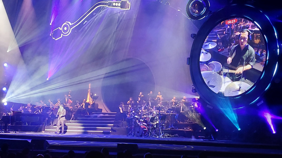 Sân khấu của đêm nhạc được thiết kế tối giản với hình ảnh chiếc đĩa than. Theo yêu cầu của nhạc sỹ Đức Trí, đạo diễn Cao Trung Hiếu sử dụng ít hiệu ứng để âm nhạc giữ vai trò chủ đạo. (Ảnh: Minh Thu/Vietnam+)