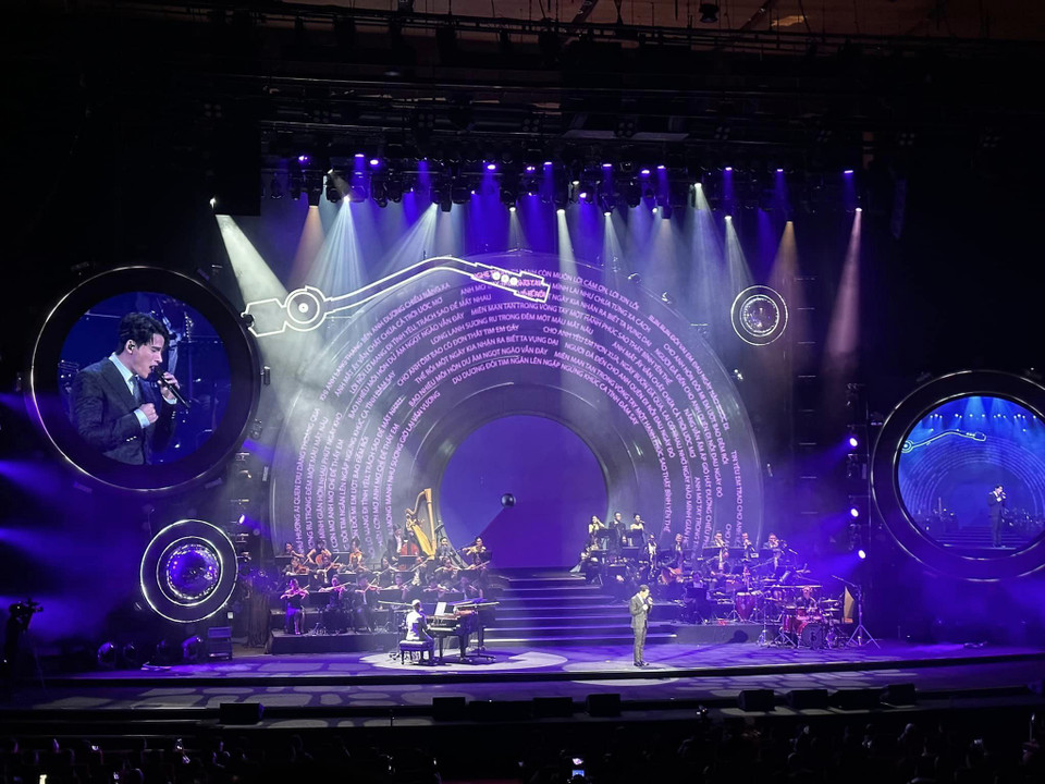 Quốc Thiên mở màn chương trình với 'Xin chào,' 'Mong manh tình về,' 'Tựa như ánh sao' và 'Vội vàng' (cùng Lân Nhã). (Ảnh: Minh Thu/Vietnam+) 