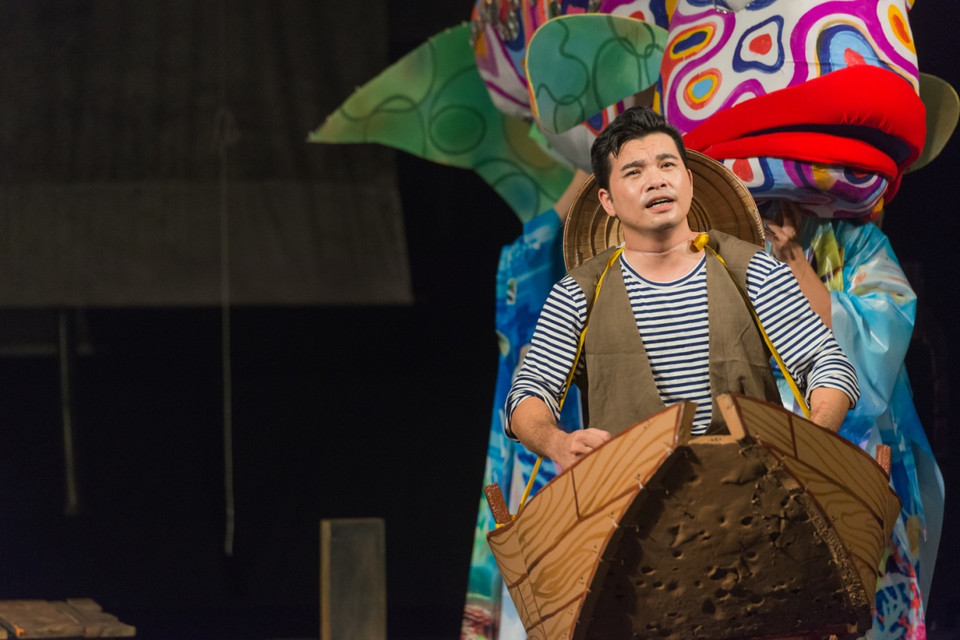 Câu chuyện kể về một ông lão đánh cá nghèo sống trong một túp lều nhỏ cùng bà vợ Ilsebill. Ông khá hài lòng với cuộc sống đơng giản của mình nhưng vợ ông thì hoàn toàn trái lại. (Ảnh: BTC)