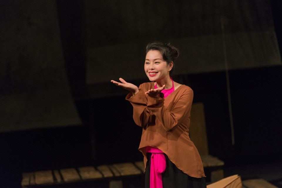 Cá thần ban cho bà một căn nhà thực sự mà bà ao ước. Thế nhưng, Ilsebill không thể ngồi yên với chỉ một căn nhà. Bà phải có một lâu đài, bà muốn trở thành hoàng hậu, nữ hoàng... (Ảnh: BTC)