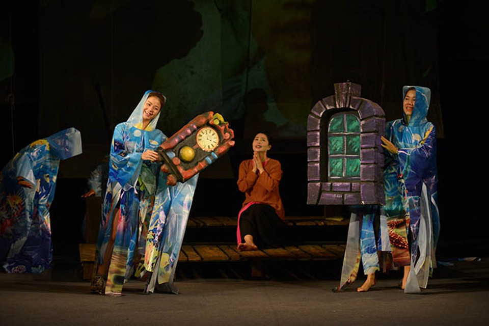 Bản dựng 'Ông lão đánh cá và con cá vàng' lần này là kết quả của sự hợp tác giữa Nhà hát Tuổi Trẻ (Việt Nam), Viện Goethe Hà Nội và Nhà hát Thế hệ trẻ Dresden (Đức). Nghệ sỹ người Đức Dominik Gunther đảm nhiệm vai trò đạo diễn. (Ảnh: BTC)