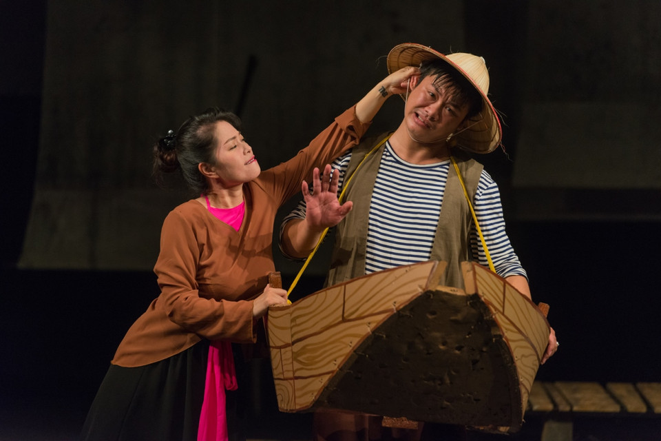 Một ngày kia, ông lão bắt được một con cá vàng (vốn là một con cá thần). Con cá cầu xin ông tha mạng và hứa sẽ thực hiện một điều ước của ông. Tuy nhiên, ông lão không cầu mong bất cứ điều gì cho mình và thả tự do cho con cá. Trái ngược với chồng mình, Ilsebill đưa ra một danh sách bất tận những điều ước để ép buộc ông lão yêu cầu cá vàng thực hiện. (Ảnh: BTC)