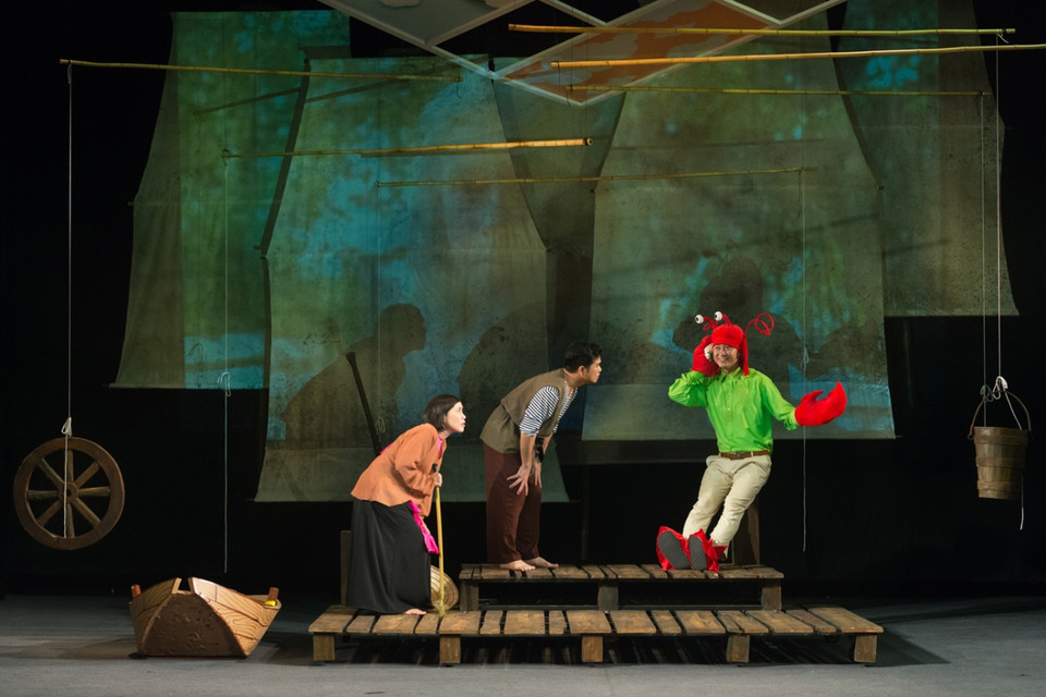 Đỉnh điểm, bà ta đòi trở thành vua của biển cả để điều khiển cả cá vàng. Lúc này, cá vàng nổi giận và thu hồi tất cả những gì đã thực hiện. Ông và bà vợ trở về hoàn cảnh nghèo khổ trước đó. (Ảnh: BTC)