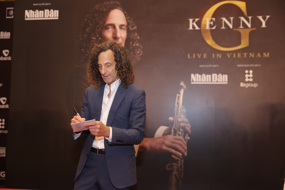 Đêm diễn kết thúc khá muộn nhưng hàng dài người hâm mộ vẫn chờ đợi ở sảnh để được Kenny G ký tặng lên những đĩa nhạc mang theo những nhạc phẩm kinh điển của anh. Sau chương trình, ông đã ký tặng đĩa CD cho công chúng yêu nhạc Việt Nam.