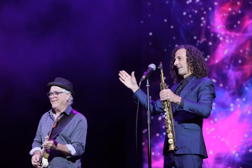 Tuy là tâm điểm đêm diễn nhưng Kenny G vẫn dành sân khấu cho 5 thành viên trong ban nhạc của mình toả sáng với phần chơi solo đỉnh cao. Ban nhạc đã gắn bó với Kenny G suốt 3 thập kỷ qua. (Ảnh: Hòa Nguyễn/Vietnam+)