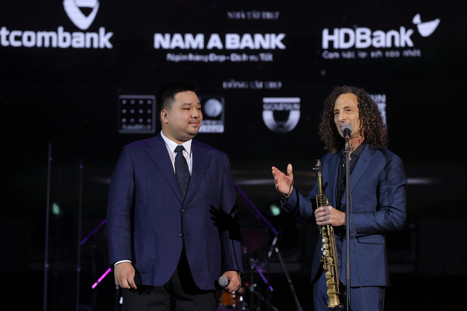 Kenny G khiến khán giả bất ngờ khi nói chuyện bằng tiếng Việt. "Tôi xin lỗi khi tôi nói tiếng Việt không được tốt lắm nhưng tôi sẽ cố gắng. Đây là lần thứ 2 chúng tôi đến Việt Nam. Chúng tôi rất vui khi quay lại đây. Cảm ơn các bạn đã đến đây tối nay."