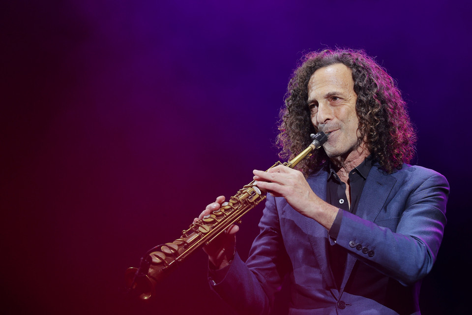 Sân khấu Trung tâm Hội nghị Quốc gia tối 14/11 được lấp đầy bởi khán giả ở nhiều thế hệ được kết nối với nhau bằng âm nhạc của Kenny G. (Ảnh: Hòa Nguyễn/Vietnam+)