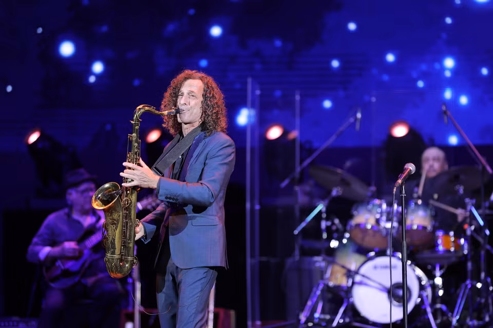 Kenny G xuất hiện với mái tóc xoăn quen thuộc, dáng hình và phong cách không thay đổi theo thời gian, như chính sức cuốn hút từ tiếng kèn của ông. (Ảnh: Hòa Nguyễn/Vietnam+)