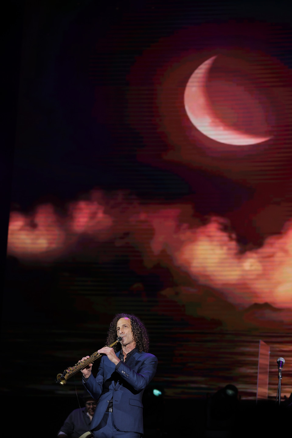 Huyền thoại saxophone đã khiến hơn 4.000 trái tim thổn thức vì những giai điệu bất hủ của: 'Forever in love', 'Going home', 'The moment', 'My heart will go on'. (Ảnh: Hòa Nguyễn/Vietnam+)