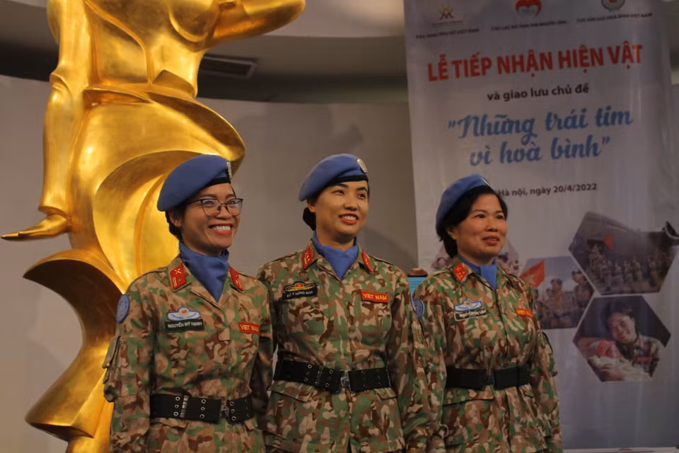 Sáng 20/4, ba nữ chiến sỹ 'mũ nồi xanh' từng làm nhiệm vụ tại châu Phi đã xuất hiện trong buổi trao tặng hiện vật của những cô gái Cục gìn giữ hòa bình Việt Nam cho Bảo tàng Phụ nữ Việt Nam (36 Lý Thường Kiệt, Hà Nội). (Ảnh: Minh Anh/Vietnam+)