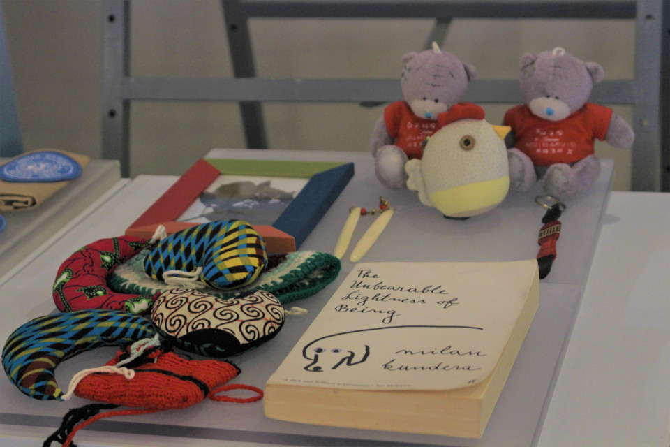 Những hiện vật mà Trung tá Đỗ Thị Hằng Nga trao tặng cho bảo tàng cũng có con thú bông do hai con trai chị tặng để mang theo. Những món quà bên cạnh là của vùng đất châu Phi, gồm cuốn sách, hoa tai, móc khóa... do bạn bè, đồng nghiệp tại đây tặng, một số là đồ thủ công do chính các em nhỏ làm. (Ảnh: Minh Anh/Vietnam+)