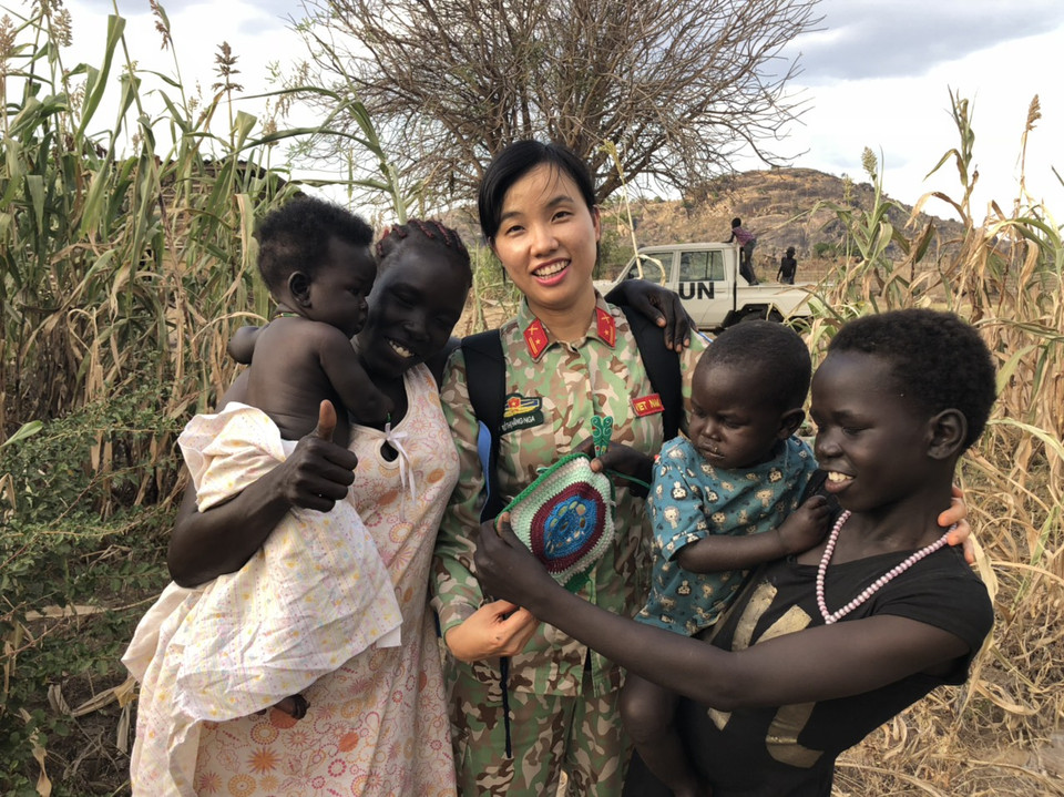 Các nữ chiến sỹ khi sinh sống và làm việc tại châu Phi luôn tìm cơ hội để gặp gỡ và trò chuyện với trẻ em, phụ nữ tại đây. Trong ký ức của các chị, dù sống trên những vùng đấy còn nhiều xung đột, hiểm nguy và khó khăn, thiếu thốn, trẻ em vẫn giữ được sự hồn nhiên và trong sáng của chúng. (Ảnh tư liệu)