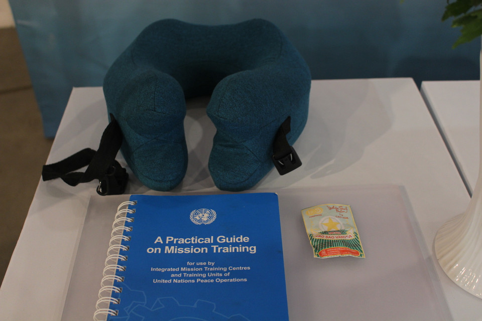 Các nữ chiến sỹ 'mũ nồi xanh' bước vào chiến trường gian khó cũng là tạm gác sang một bên những nỗi nhớ gia đình, con cái. Chiếc gối trong hình là món đồ mà con trai 5 tuổi của Thiếu tá Nguyễn Mỹ Hạnh vừa khóc vừa tặng mẹ tại sân bay, được chị mang theo suốt thời gian thực hiện nghĩa vụ tại Trung Phi. (Ảnh: Minh Anh/Vietnam+)