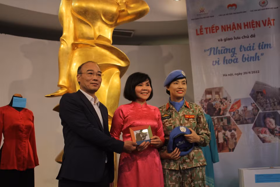 Bức tranh hoa ép khô được đóng khung trong hình là món quà do các em nhỏ tặng các cô quân nhân Đỗ Thị Hằng Nga (Phó Trưởng phòng Hợp tác Quốc tế, Phó Giám đốc Bệnh viện Dã chiến Cấp 2 số 4 Việt Nam, Cục Gìn giữ Hòa bình Việt Nam) để bày tỏ sự quý mến. (Ảnh: Minh Anh/Vietnam+)