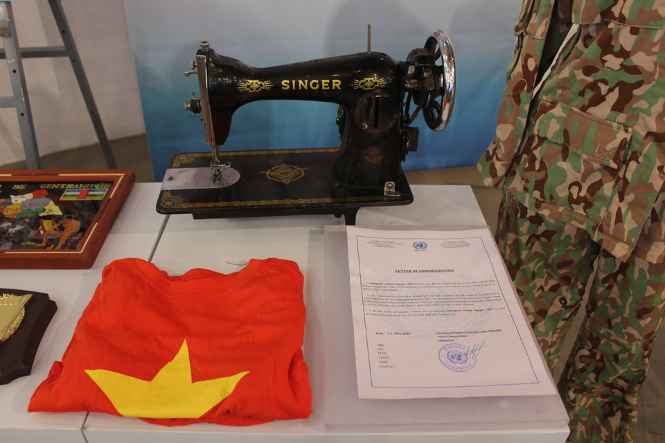 Đây là chiếc máy khâu hiệu Singer đã cùng Trung tá Nguyễn Thị Liên làm ra 800 chiếc khẩu trang, tận dụng từ vải quần áo để kịp thời phát miễn phí cho toàn bộ nhân viên Sở chỉ huy các Phái bộ gìn giữ hòa bình tại Trung Phi và một số người dân ở Thủ đô Bangui - chỉ vài ngày trước khi chính quyền nước này ra quy định đeo khẩu trang ở nơi công cộng. Nghĩa cử của chị đã được Trung tướng Daniel Traore (Chỉ huy trưởng lực lượng quân sự Phái bộ MINUSCA) trao tặng giấy khen. (Ảnh: Minh Anh/Vietnam+)