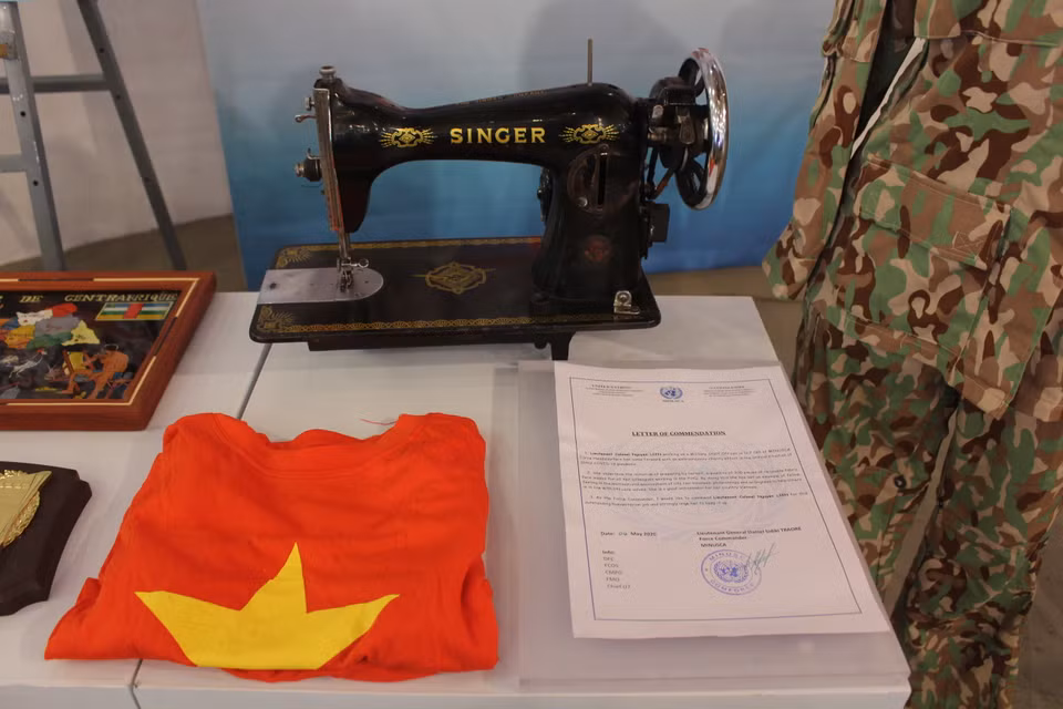 Đây là chiếc máy khâu hiệu Singer đã cùng Trung tá Nguyễn Thị Liên làm ra 800 chiếc khẩu trang, tận dụng từ vải quần áo để kịp thời phát miễn phí cho toàn bộ nhân viên Sở chỉ huy các Phái bộ gìn giữ hòa bình tại Trung Phi và một số người dân ở Thủ đô Bangui - chỉ vài ngày trước khi chính quyền nước này ra quy định đeo khẩu trang ở nơi công cộng. Nghĩa cử của chị đã được Trung tướng Daniel Traore (Chỉ huy trưởng lực lượng quân sự Phái bộ MINUSCA) trao tặng giấy khen. (Ảnh: Minh Anh/Vietnam+)