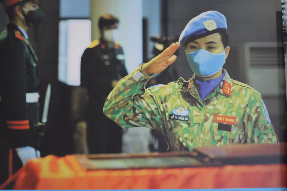 Có những hiện vật cũng là kỷ vật, gắn liền với sự hy sinh của những chiến sỹ Việt Nam tại phương xa. Đó là câu chuyện về cố Trung tá Đỗ Anh, người đã hy sinh ngày 6/1/2022 trong một nhiệm vụ tại Trung Phi. Trong hình là ảnh tư liệu ghi lại khoảnh khắc đồng đội tiễn biệt chị. (Ảnh tư liệu)