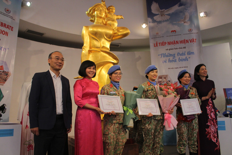 Đây chỉ là một trong số ít những hiện vật mà Bảo tàng Phụ nữ Việt Nam tiếp nhận và hiện sẽ chưa được đưa ra trưng bày. Trong tương lai, bảo tàng sẽ tiếp tục kết nối để có thêm nhiều hiện vật cũng như những dịp chia sẻ trực tiếp với công chúng để có thể truyền tải đầy đủ những câu chuyện, cảm xúc đáng trân trọng của các nữ quân nhân 'mũ nồi xanh.' (Ảnh: Minh Anh/Vietnam+)