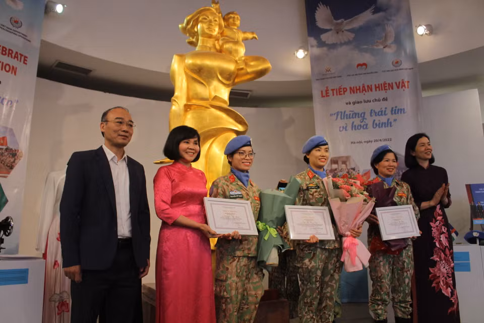 Đây chỉ là một trong số ít những hiện vật mà Bảo tàng Phụ nữ Việt Nam tiếp nhận và hiện sẽ chưa được đưa ra trưng bày. Trong tương lai, bảo tàng sẽ tiếp tục kết nối để có thêm nhiều hiện vật cũng như những dịp chia sẻ trực tiếp với công chúng để có thể truyền tải đầy đủ những câu chuyện, cảm xúc đáng trân trọng của các nữ quân nhân 'mũ nồi xanh.' (Ảnh: Minh Anh/Vietnam+)