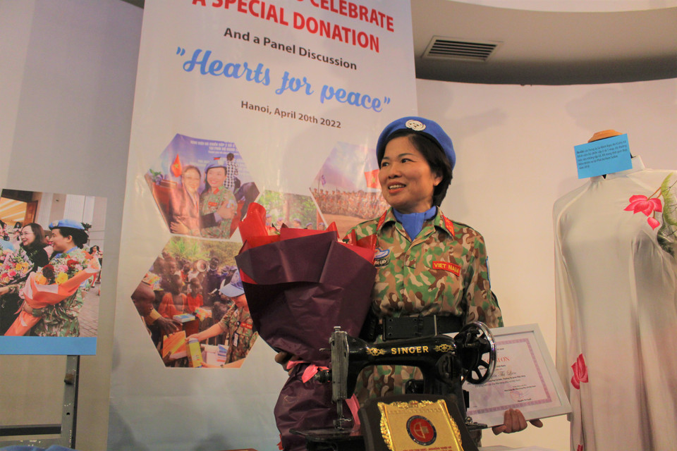 Một trong những câu chuyện đáng nhớ phải kể tới Trung tá Nguyễn Thị Liên - Phó chủ nhiệm khoa khoa học cơ bản, Trường Sỹ quan Đặc Công và chiếc máy khâu 'cứu cánh' giữa mùa COVID-19 năm 2020. (Ảnh: Minh Anh/Vietnam+)