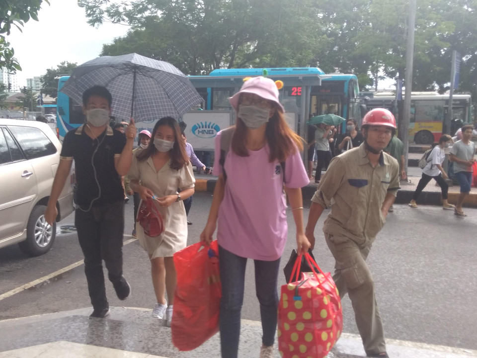 Kỳ nghỉ kéo dài 3 ngày khiến lượng khách về quê đông đột biến. (Ảnh: Anh Thùy/Vietnam+)