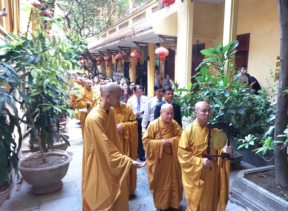 Ngày 2/6, Đại lễ Phật đản đã diễn ra tại chùa Quán Sứ, Hà Nội. Lễ Phật đản là một trong 3 lễ cấu thành Lễ Tam hợp mà Liên Hiệp quốc gọi là Vesak (Lễ Phật đản sinh, Lễ Phật thành đạo và Lễ Phật nhập niết bàn). Dịp này sẽ kéo dài từ ngày 8/4 đến 15/4 Âm lịch, tức ngày 26/5/2023 đến 2/6/2023 (Dương lịch). (Ảnh: Minh Thu/Vietnam+)