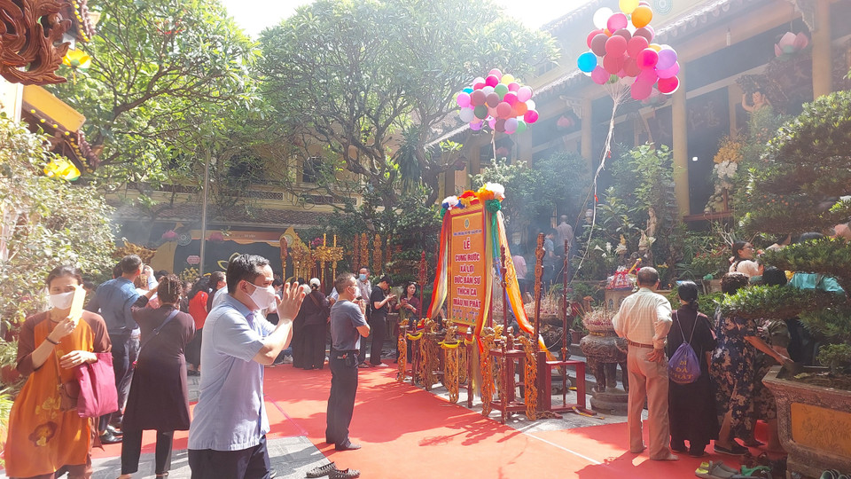  Không quản ngại nắng nóng, người dân vẫn xếp hàng từ ngoài sân chùa Quán Sứ để vào lễ Phật. (Ảnh: Minh Thu/Vietnam+)