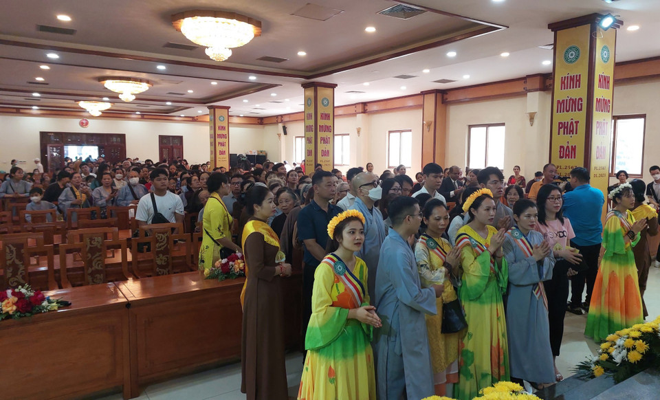 Phật tử xếp hàng chờ đến lượt mình tự tay múc nước tắm Phật. Nghi lễ này xuất phát từ sự kiện đản sinh của Thái tử Tất Đạt Đa tại vườn Lâm Tỳ Ni. Tắm Phật trong ngày lễ Phật đản là để tưởng nhớ ngày Đức Phật ra đời. Tắm Phật cũng là để gột rửa đi những sân hận, phiền não, cho tâm được thanh lương mát mẻ, hướng đến một đời sống an lạc. (Ảnh: Minh Thu/Vietnam+)