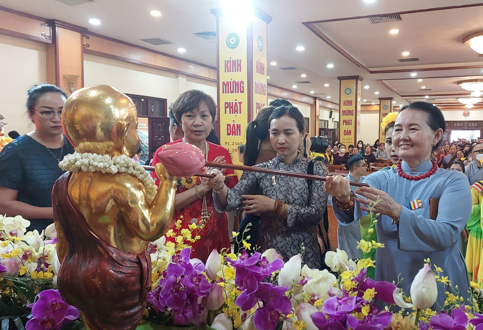 Hoạt động này góp phần lan tỏa những giá trị văn hóa tích cực theo quan điểm Phật giáo, qua đó, mọi người nguyện cùng nhau xây dựng một thế giới an lành và thịnh vượng. (Ảnh: Minh Thu/Vietnam+)