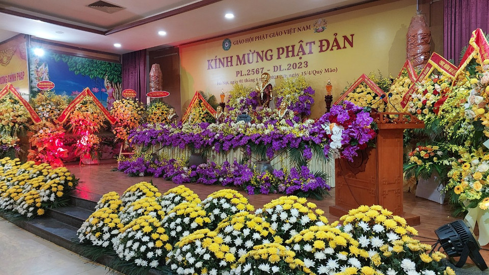 Từ sáng sớm, khu vực lễ đài tại chùa Quán Sứ (Hà Nội) đã được trang hoàng để chuẩn bị cho nghi lễ tắm Phật. (Ảnh: Minh Thu/Vietnam+)