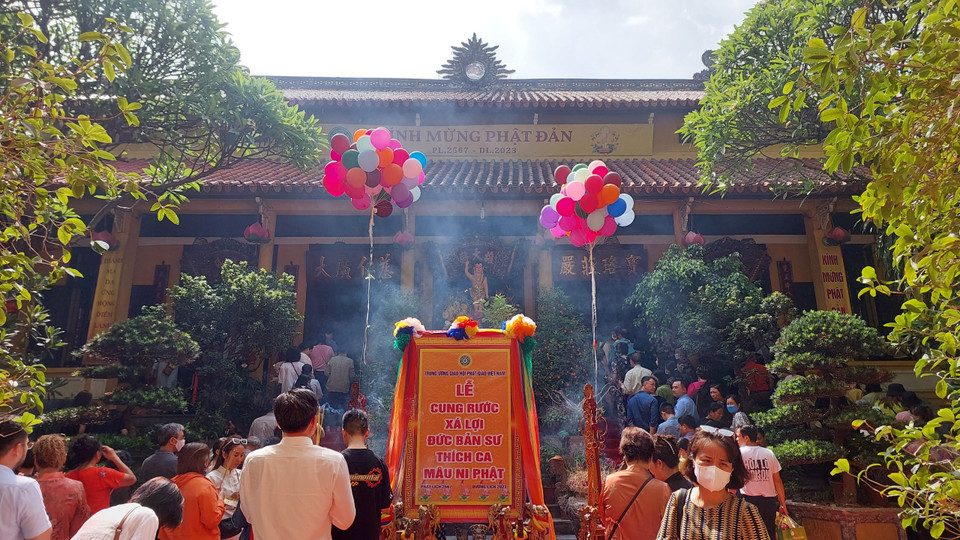 Nhân Đại lễ Phật đản năm nay, Giáo hội Phật giáo Việt Nam đã tổ chức rước xá lợi Phật, diễu hành xe hoa chào mừng Đại lễ Phật đản nguyện cầu quốc thái dân an, thế giới hòa bình, chúng sinh an lạc từ tối 1/6. (Ảnh: Minh Thu/Vietnam+)