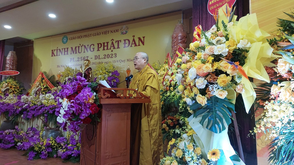 Hòa thượng Thích Thanh Nhiễu, Phó Chủ tịch Thường trực Hội đồng Trị sự Trung ương Giáo hội Phật giáo Việt Nam đọc diễn văn Phật đản, nêu rõ: "Đức Phật dạy chúng ta về đức hy sinh, cố gắng giúp đỡ người khác, tình nguyện cùng chia sẻ với người khác trong hoàn cảnh khó khăn, biết chấp nhận những thiệt thòi, hy sinh bản thân mà vượt qua lòng tham, sự ích kỷ để trở nên con người cao thượng, đáng quý cùng nhau xây dựng một xã hội tốt đẹp hơn." (Ảnh: Minh Thu/Vietnam+) 