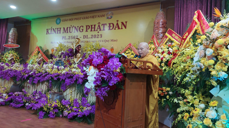 Hòa thượng Thích Thiện Nhơn, Chủ tịch Hội đồng Trị sự Giáo hội Phật giáo Việt Nam đọc thông điệp Đại lễ Phật đản Phật lịch 2567 của Đức Pháp chủ Giáo hội Phật giáo Việt Nam - Trưởng lão Hòa thượng Thích Trí Quảng, qua đó kêu gọi kêu gọi tăng ni, Phật tử cùng làm điều thiện, tích cực góp phần xây dựng đất nước, kiến tạo hòa bình để kết nên một đài sen cúng dường Đức Phật. (Ảnh: Minh Thu/Vietnam+) 