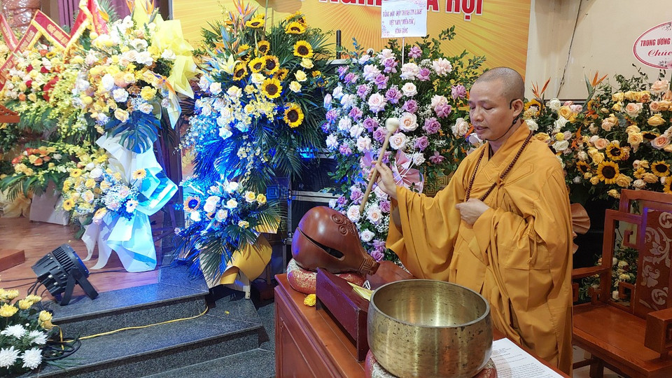 Thượng tọa Thích Minh Quang, Ủy viên Thư ký Hội đồng trị sự Giáo hội Phật giáo Việt Nam điều hành buổi lễ. (Ảnh: Minh Thu/Vietnam+)