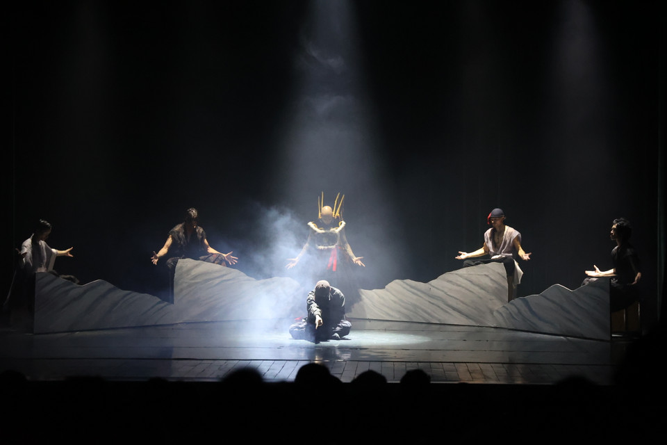 Vở diễn ra mắt buổi đầu tiên thứ Sáu (2/8) tại Rạp Hồng Hà, (Hà Nội) xoay quanh chủ đề đi tìm mình trong bối cảnh hiện đại, thông qua các ngôn ngữ truyền thống pha với hiện đại: Các động tác hip hop pha với tuồng trên nền sân khấu tranh sáng, tranh tối (về phần nhìn); âm nhạc điện tử trên nền tảng là tiếng trống tế, đàn tranh, kèn bầu... đặc trưng của tuồng (về phần nghe). (Ảnh: Minh Anh/Vietnam+)